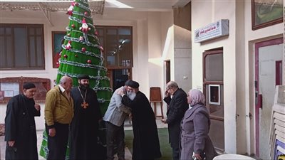 وفد من رئاسة حي ثان الإسماعيلية يقدم التهنئة للإخوة الأقباط بعيد الميلاد المجيد | صور