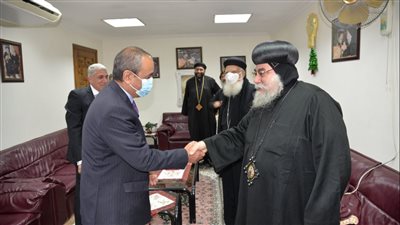 محافظ الإسماعيلية يزور الكنائس للتهنئة بعيد الميلاد: المصريون نسيج واحد| صور