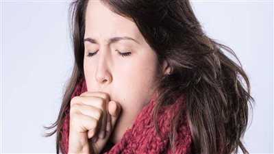 هل الكحة المستمرة تتحول إلى حساسية صدر؟.. استشاري يجيب