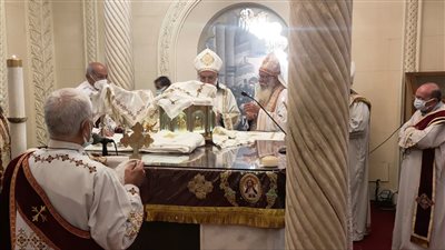 أقباط الكنيسة المرقسية يشاركون في قداس عيد الميلاد بالإسكندرية | صور