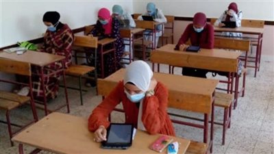 التعليم: 99.7 % من طلاب أولى ثانوي أدوا امتحاني الكيمياء والجغرافيا إلكترونيًا