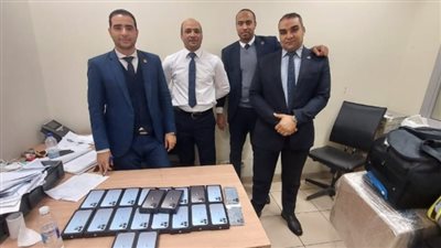 تركها بالحمامات.. ضبط هواتف محمولة بحوزة راكب في مطار القاهرة