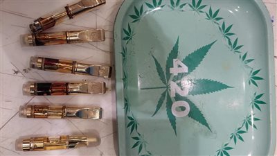 ضبط مخدرات وهواتف وأسلحة بحوزة راكب بمطار القاهرة