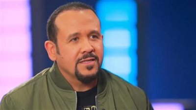 هشام عباس يكشف مكان وموعد دفن والده 