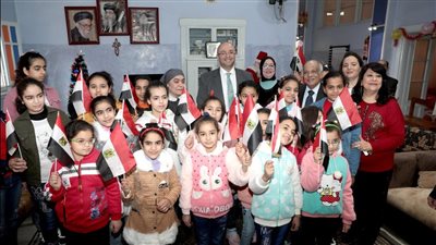 محافظ بني سويف يشارك الأطفال الأيتام فرحتهم بعيد الميلاد | صور
