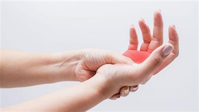 أسباب تنميل الأطراف.. وطرق العلاج 