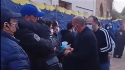 بث مباشر.. انهيار الفنان هشام عباس لحظة دفن والده بمقابر البساتين