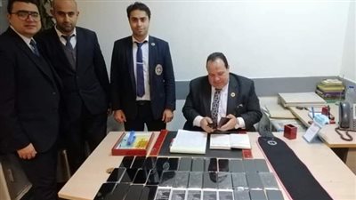 ضبط 36 هاتفا حول جسد راكب بمطار القاهرة