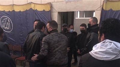 حميد الشاعري يساند هشام عباس بعد تشييع جنازة والده | فيديو