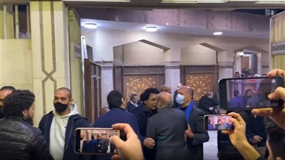 لفتة إنسانية من محمد منير تجاه لطفي لبيب في عزاء أحمد الحجار | فيديو 