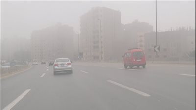 شبورة مائية كثيفة تغطي الشوارع والطرق الرئيسية بدمياط 