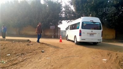 أطفال يتلون القرآن الكريم أمام قبر محمود العربي 