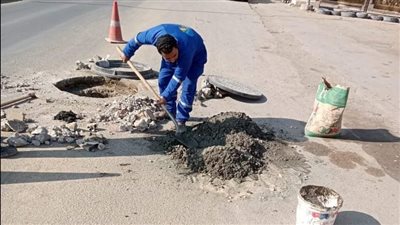 تغطية مطابق الصرف الصحي بعد تهالكها بالإسماعيلية | صور 