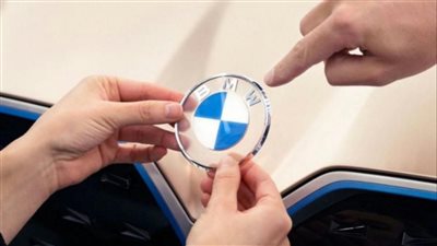 معارض BMW كاملة العدد في أول يوم لحجوزات السيارات