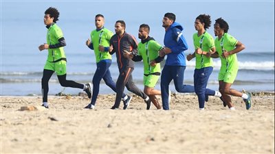 تدريب صباحي للمصري على شاطئ بورسعيد استعدادًا لكأس الرابطة | صور 