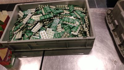 إحباط محاولة تهريب أدوية بيطرية بحوزة راكب بمطار القاهرة | صور