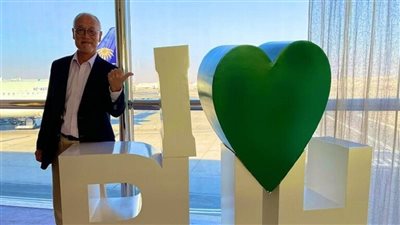 مقطع طريف لسفير اليابان في السعودية خلال ركوبه الجمل لأول مرة |فيديو