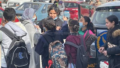 لحظة خروج طلاب المرحلة الابتدائية بعد انتهاء امتحان اللغة العربية بمدارس الجيزة | فيديو