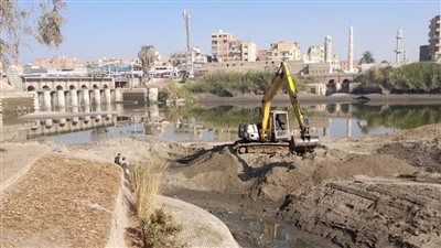 استغلال السدة الشتوية لتكثيف أعمال التطهير للترع والمجاري المائية بأسيوط 