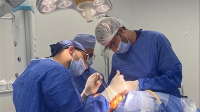 الرعاية الصحية: نجاح جراحة تجميلية دقيقة لإصلاح تشوه خلقي بصيوان الأذن لطفل 