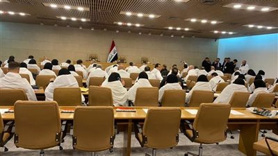 نواب التيار الصدري يرتدون الأكفان في أول جلسة بالبرلمان العراقي| صور