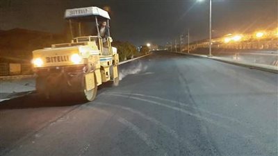 وضع الطبقة السطحية من الأسفلت بمدية الأحلام في منشأة القناطر| فيديو