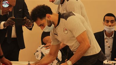 توقيع لاعبي المنتخب على كرة كأس الأمم الإفريقية 