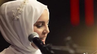 سلوى لورين.. صوت يجمع سحر الشرق والغرب بإنشاد طلع البدر علينا | فيديو