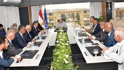 نادى أسوان يهدي المحافظ الرئاسة الشرفية l صور