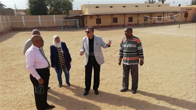 وكيل تعليم أسوان يحيل مديرى مدرستين والعاملين فيهما للتحقيق l صور