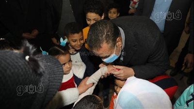 محافظ المنوفية يقبل يد طفل أثناء جولته بشبين الكوم