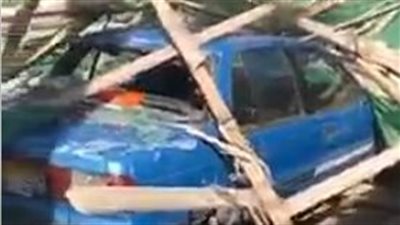 سقوط سقالة مبنى أثري وتهشم 9 سيارات في بورسعيد | فيديو