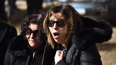 بكاء وانهيار زوجة وائل الإبراشي فور وصول جثمانه إلى مسجد سيدي سالم | فيديو وصور 