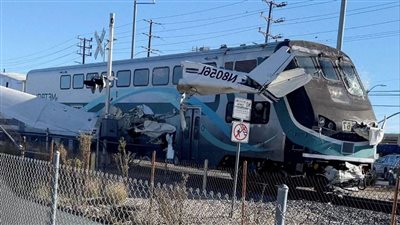 قطار يصدم طائرة بعد سقوطها على قضبان قطارات في كاليفورنيا‎‎ |فيديو