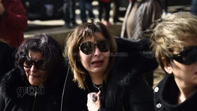 بث مباشر.. محاولات من عائلة وزملاء وائل الإبراشي لتهدئة زوجته قبل انطلاق جنازته بالدقهلية 