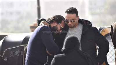 انهيار أصدقاء وأقرباء وائل الإبراشي فور وصول جثمانه إلى المسجد | صور 