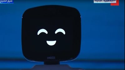 رحب برئيس الجمهورية.. روبوت للتأمين الطبي بمنتدى شباب العالم | فيديو