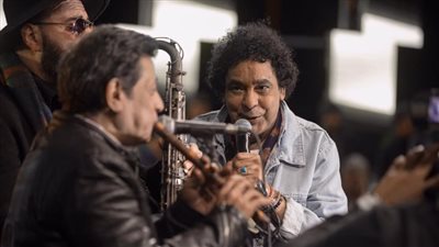 هل يتدخل محمد منير لإنقاذ عبد الله حلمي عازف فرقته بسفره للعلاج بالخارج؟