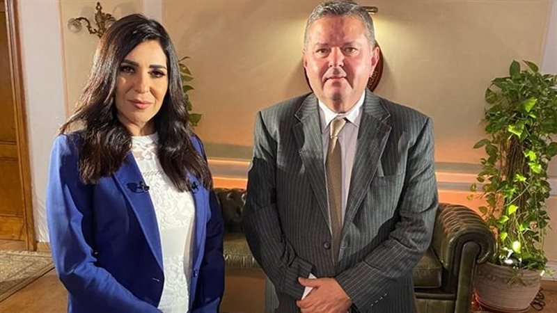إنجي أنور مع وزير