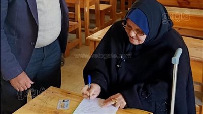 عن عمر 72 عامًا.. الحاجة أم محمد تخوض اختبارات محو الأمية بمطروح | فيديو 