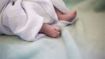 العثور على طفلة رضيعة بحمامات مدرسة ببني سويف