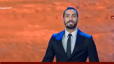 بكل لغات العالم.. الشرنوبي و6 آخرون يشدون أمام السيسي 