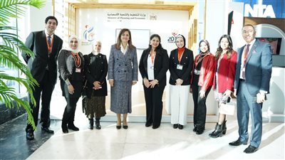 وزيرة التخطيط تزور جناح رواد ٢٠٣٠ بمنتدى شباب العالم