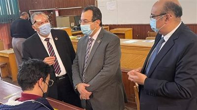 نائب رئيس جامعة المنصورة يتفقد الامتحانات بكلية العلوم