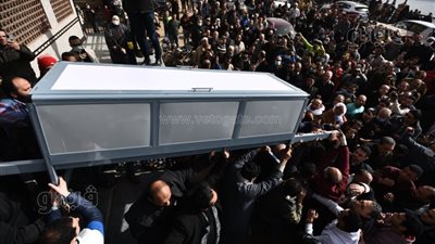 بث مباشر.. لحظة دفن جثمان وائل الإبراشي في مقابر عائلته بالدقهلية