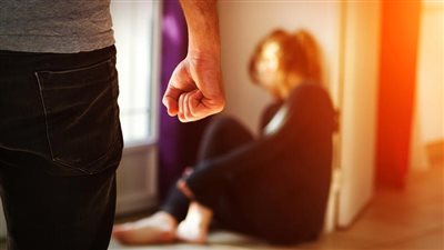 سيدة تستغيث من ضرب زوجها.. والأمن يفحص الفيديو