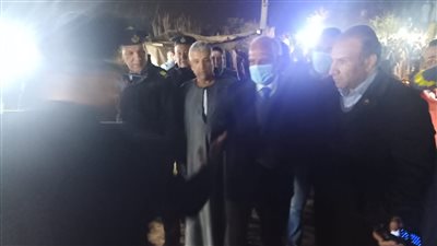 محافظ الجيزة يتفقد موقع سقوط سيارة في النيل بمنشأة القناطر | صور