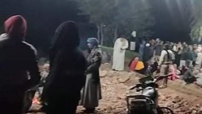 احتشاد المئات أمام معدية القطا بالمنوفية لمعرفة مصير ذويهم بعد غرق سيارتهم | فيديو وصور