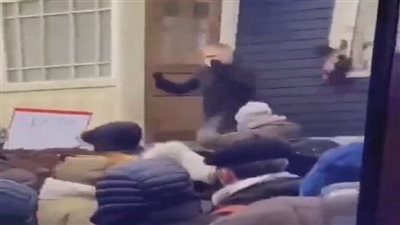 الاعتداء على نائب الرئيس الفرنسي بسبب إجراءات كورونا | فيديو 