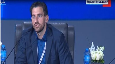 قاطعته المذيعة.. السيسي يطلب من مهندس مصري استكمال كلمته بمنتدى شباب العالم